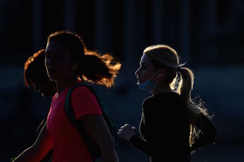 Dos mujeres hacen deporte en el Parque del Retiro de Madrid. (Gabriel BOYS/AFP)