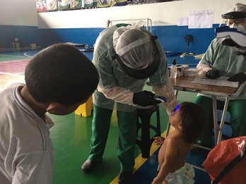 Una enfermera de MSF atiende a una niña de la comunidad indígena Warao en un refugio en Manaus, en el Estado de Amazonas. (MÉDICOS SIN FRONTERAS)