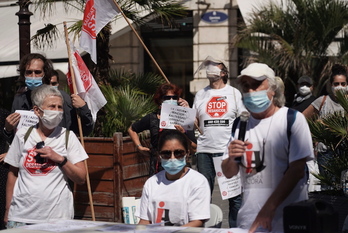 Imagen de la concentración y rueda de prensa ofrecida hoy en Donostia. (Andoni CANELLADA/FOKU)