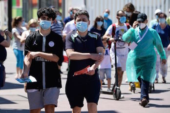 Ciudadanos después de realizarse un test del Covid-19 en la ciudad madrileña de Torrejón de Ardoz. (Javier SORIANO/AFP)