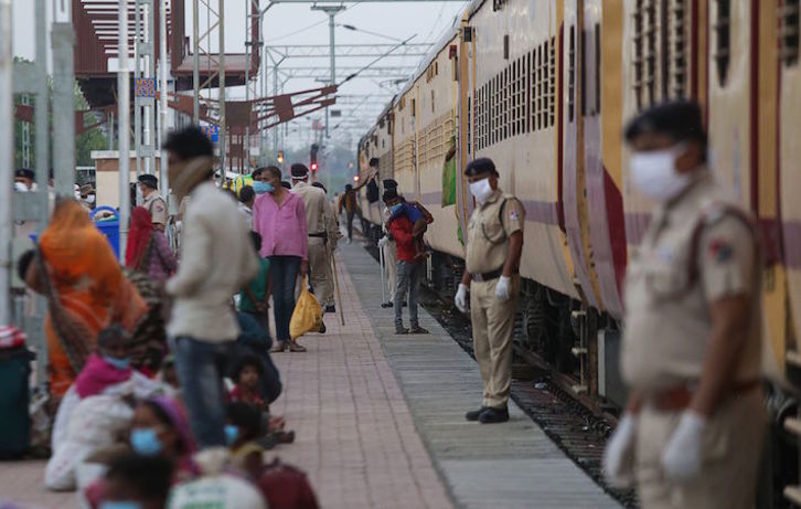 Una imagen en la estación de ferrocarril de Misrod en Bhopal, que acusa las consecuencias de la catástrofe de 1984. (Gagan NAYAR/AFP)