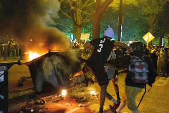 Las protestas se suceden por todo EEUU, como en Washington, en la imagen. (José Luis MAGAÑA/AFP)