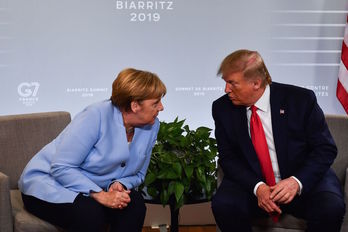 Angela Merkel y Donald Trump durante la cumbre del G-7 celebrada en Biarritz el año pasado (Foto: Nicholas Kamm | AFP)