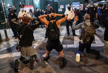 Jóvenes se arrodillan frente a la Policía en Manhatan. (John MOORE-AFP) 