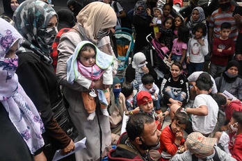 Refugiados protestas frente a las oficinas de ACNUR en Atenas contra la decisión del Gobierno de expulsarlos de los centros de acogida, pisos y hoteles en los que viven. (Louisa GOULIAMAKI/AFP)