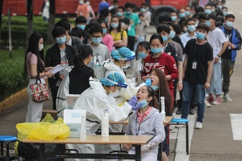 Imagen del 15 de mayo en Wuhan, cuando se realizaron pruebas de covid-19 al personal de la empresa AOC. (AFP)