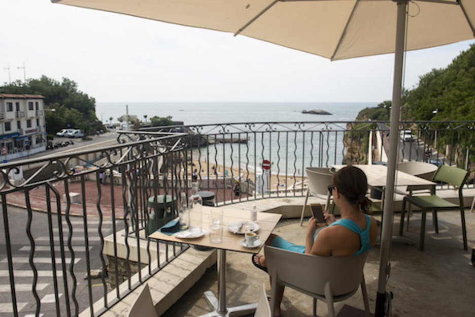 Dès l’ouverture ce matin, les clients étaient au rendez-vous pour un premier café en terrasse depuis le mois de mars. © Guillaume Fauveau