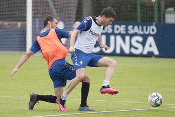 Oier y Marc Cardona pugnan por el esférico en la sesión matinal de hoy. (OSASUNA)