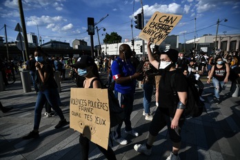 «Violencia policial, abre los ojos» durante una manifestación luego de que expertos médicos franceses exoneraron a los gendarmes involucrados en el arresto de Adama Traore. (Stephane  DE SAKUTIN/AFP)