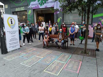 Comparecencia de Iruñea Ciudad de Acogida-Harrera Hiria ante Geltoki, donde han instalado un punto de información para migrantes. (IRUÑEA HARREA HIRIA)