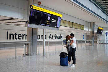 El habitual trasiego del aeropuerto internacional de Heahtrow está bajo mínimos y más ante el anuncio de los 14 días de cuarentena forzosa a la que se tendrán que someter quienes visiten Gran Bretaña este verano. (Tolga AKMEN / AFP PHOTO)