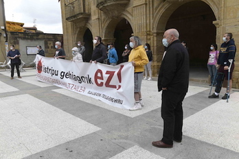 Los representantes sindicales se han concentrado en la plaza de Bastida. (Raúl BOGAJO/FOKU)