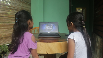 En Timor-Leste, el Gobierno ha puesto en marcha el programa de educación a distancia «Eskola ba Uma» a través de internet, la televisión o la radio. (Bernardino SOARES/UNICEF)