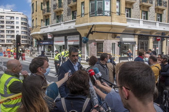 El alcalde Goia, en el lugar de los hechos. (Gorka RUBIO | FOKU)