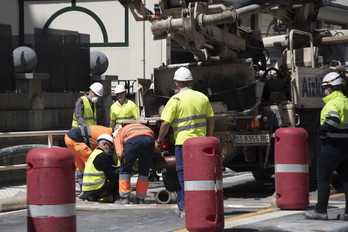 Trabajadores inspeccionan la zona del derrumbamiento (Gorka RUBIO/FOKU)