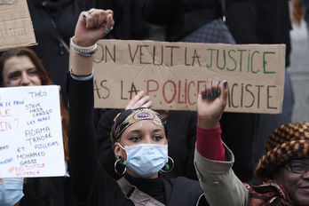 Manifestantes en Estrasburgo con un cartel contra el racismo policial (Frederick FIORIN/AFP)