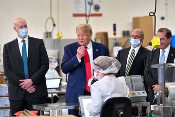 Donald Trump, visitando hoy un laboratorio. (Jonathan KAMM | AFP)