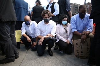 Justin Trudeau, en el centro, en la manifestación del viernes en Otawa. (Dave CHAN | AFP)