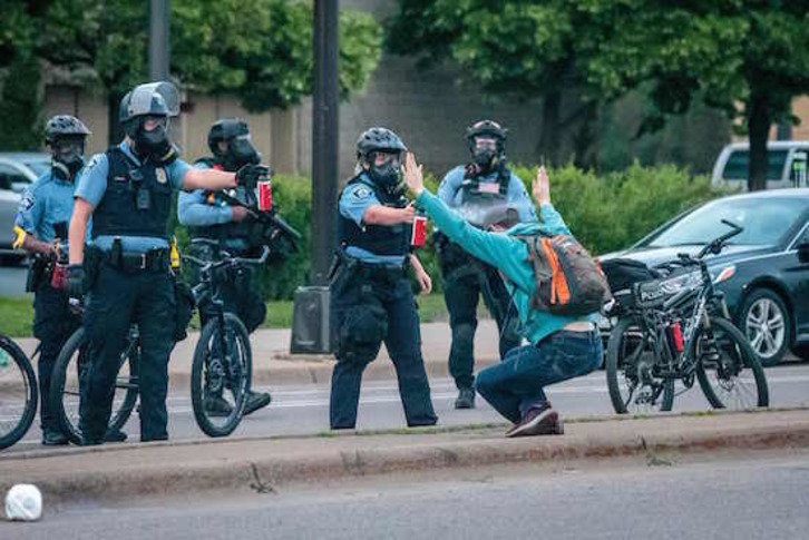 Agentes de policía en Minneapolis. (Kerem YUCEL / AFP)