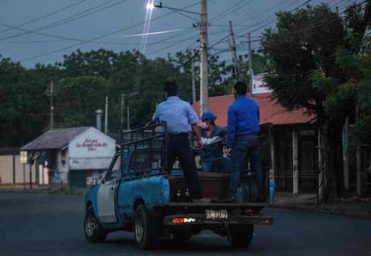 Traslado de un féretro en Managua. (Inti OCON/AFP)