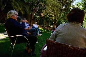 Un grupo de terapia sobre el covid-19 en Madrid. (Pierre-Phillippe MARCOU/AFP)