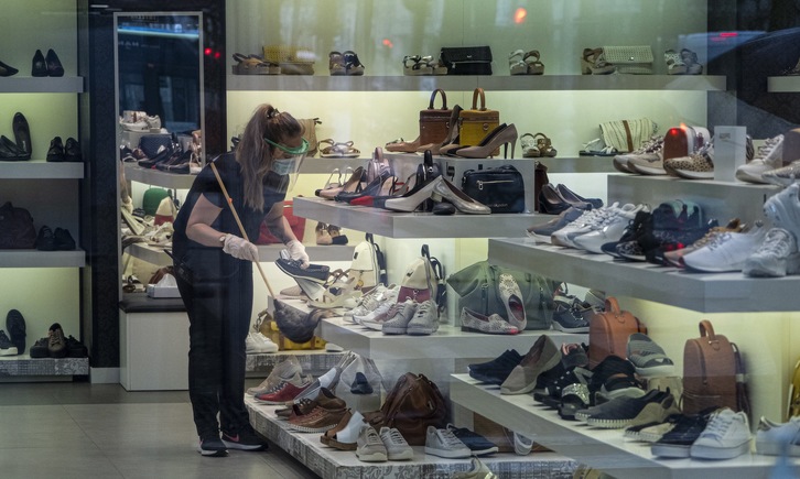 Una mujer limpia en una zapatería. (Jon URBE/FOKU)