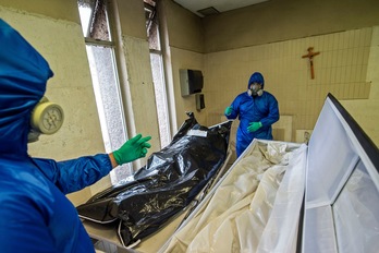 Trabajadores de la funeraria Los Olivos recogen el cadáver de una víctima de COVID-19 en un hospital de la Ciudad de México