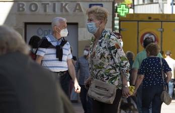 Las mascarillas se han convertido en un complemento más. (Jon URBE/FOKU)