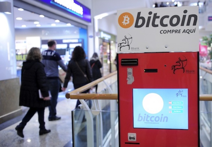 Bitcoin kriptomoneta aldatzeko dispositiboa, artxiboko itudi batean. (Josep LAGO/AFP)