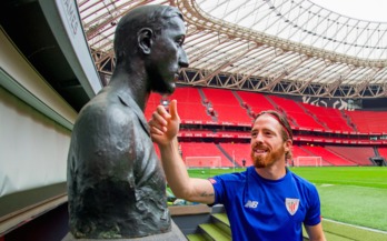 Muniain saluda al busto de Pichichi en uno de los entrenamientos realizados en San Mamés. (@AthleticClub)