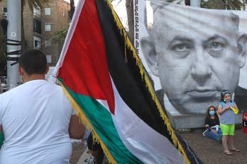 Un manifestante con la bandera palestina en una protesta contra la anexión en Tel Aviv. (Jack GUEZ/AFP)