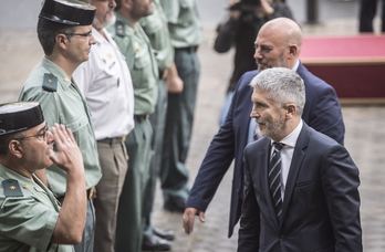 Grande-Marlaska, en una visita a la Guardia Civil en Iruñea, con parte de la cual ahora está enfrentado. (Jagoba MANTEROLA/FOKU)
