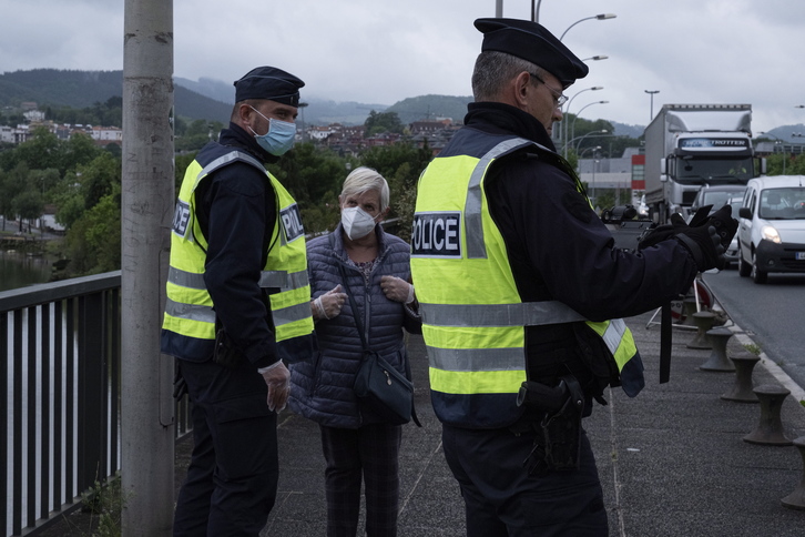 Los controles en la muga de Santiago colapsan la vida en toda la comarca de Txingudi. (Jon URBE / FOKU)