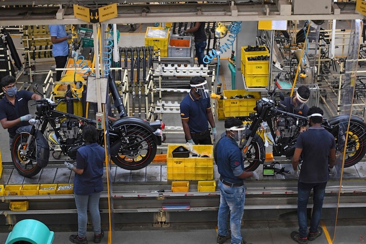 Cadena de montaje en la fábrica de motocicletas Royal Enfield en la ciudad india de Oragadam. (Arun SANKAR | AFP)