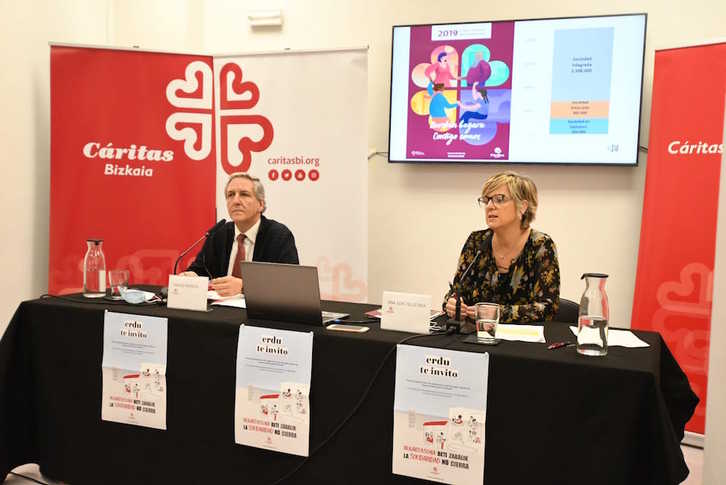 Carlos Bargos y Ana Sofi Telletxea, en la presentación del informe. (@caritas_bizkaia) 