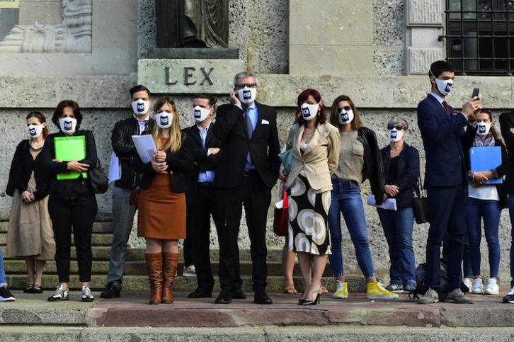 Familiares de víctimas de la covid-19, miembros del colectivo «Noi Denunceremo», frente a la Fiscalía de Bérgamo. (Miguel MEDINA / AFP PHOTO)