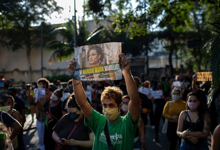 Un manifestante reclama que se desvele quién ordenó el asesinato de la concejala y activista Marielle Franco. (Mauro PIMENTEL / AFP PHOTO)