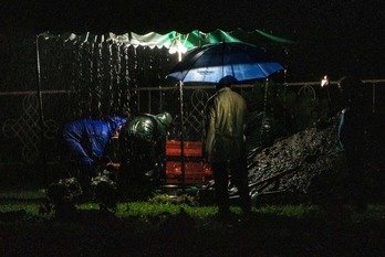 Sepultureros llevan un ataúd para ser enterrado en Managua, en una nueva noche de «entierro exprés». (Inti OCÓN/AFP)