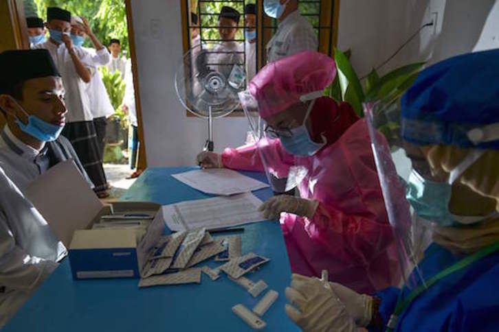 Pruebas de covid-19 en Indonesia. (Chaideer MAHYUDDIN / AFP)