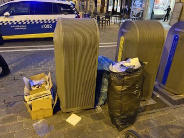 Basura fuera de los contenedores que ha dado lugar a la denuncia. (POLICÍA MUNICIPAL DE IRUÑEA)