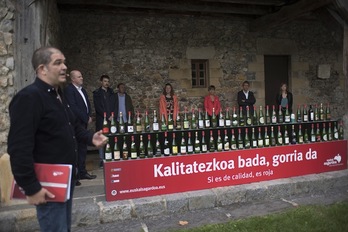 Chillida Leku museoan dagoen Zabalaga baserriaren aurrean egin dute aurkezpena. (Juan Carlos RUIZ / FOKU)