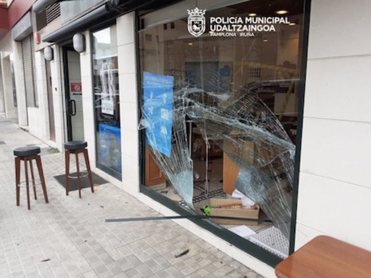 Estado en el que ha quedado el escaparate a causa del impacto. (POLICÍA MUNICIPAL DE IRUÑEA)