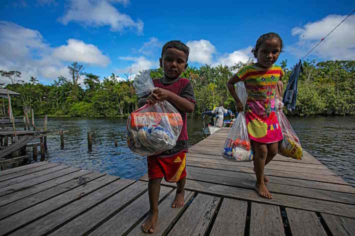 Muchos niños se han visto obligados a realizar trabajos domésticos en el mundo al no poder acudir a las escuelas. (Tarso SARRAF/AFP)