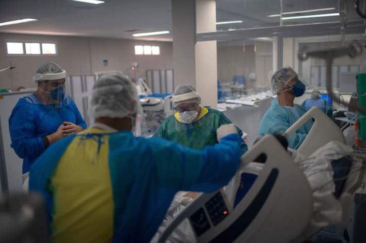 Los sanitarios de las UCI de Brasil están desbordados. (Mauro PIMENTEL/AFP)