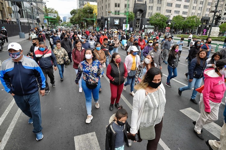 Saltzaile ibiltarien protesta Mexikoko hiriburuan. (Alfredo ESTRELLA-AFP)