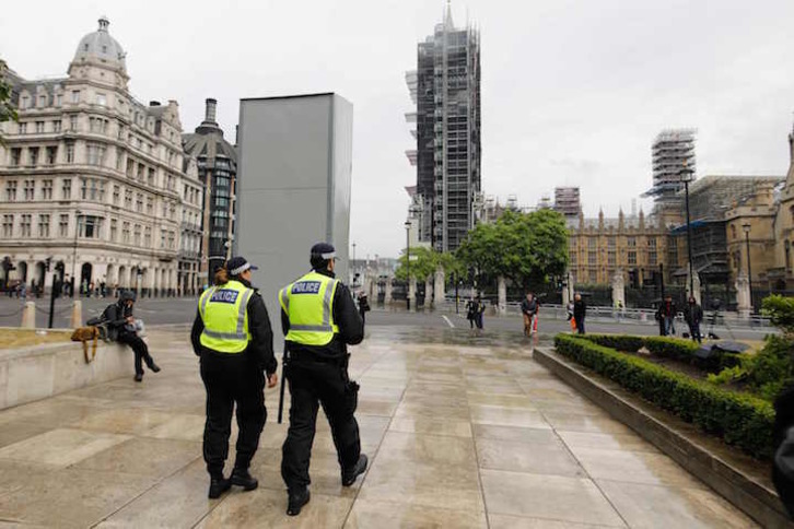 La estatua de Winston Churchill, junto al Parlamento británico, cubierta por una caja. (Tolga AKMEN/AFP)