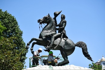 Unos operarios limpian la estatus ecuestre de Andrew Jackson, presidente que fomentó el desplazamiento forzoso de los indios americanos, en Washington. (Mandel NGAN /AFP PHOTO)