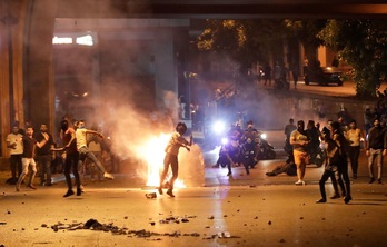  Jóvenes se enfrentan a la Policía en Beirut. (Anwar AMRO-AFP)