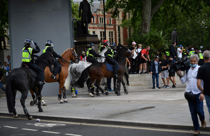 Disturbios entre la policiía y un grupo de extrema derecha en Londres. (Ben STANSALL/AFP).