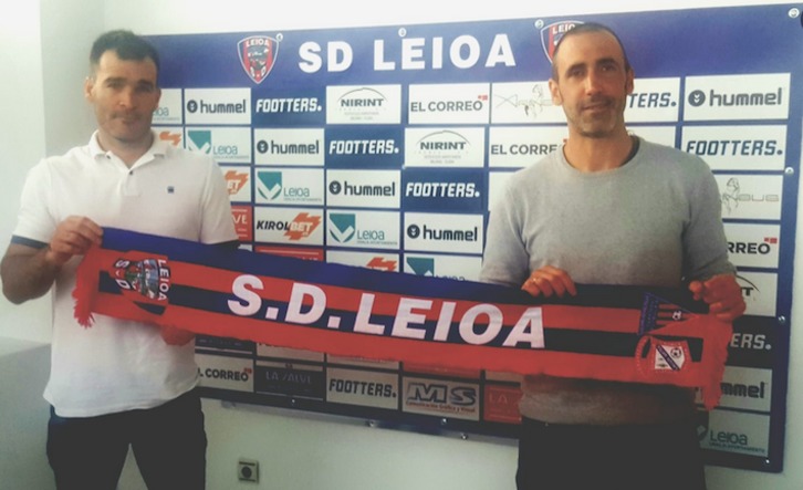 Luis Prieto con Iker Bilbao, entrenador del Leioa. (@SDLEIOAoficial)